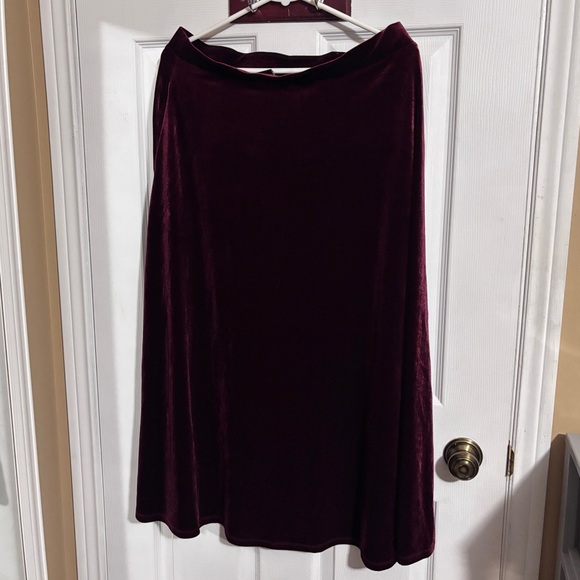 Elegant Burgundy Velvet Skirt Hot Topic - Picture 2 of 4